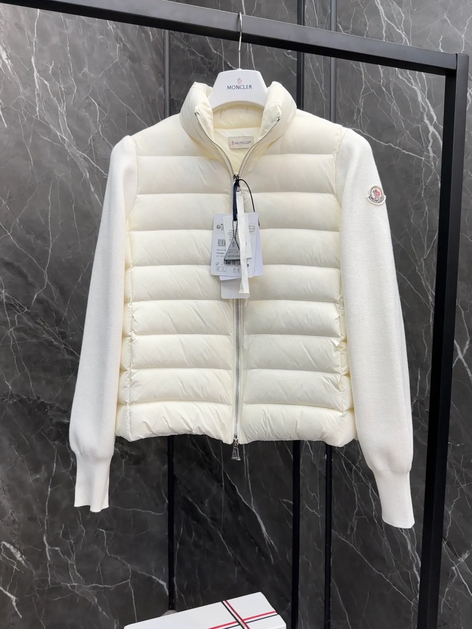 Moncler｜ ｜ ：White、Black、 Size：S、M、L、 !!! 。 ， ， !!! ， ， ！ ， ， ！ ， !!! ， 。 ， ， ， !